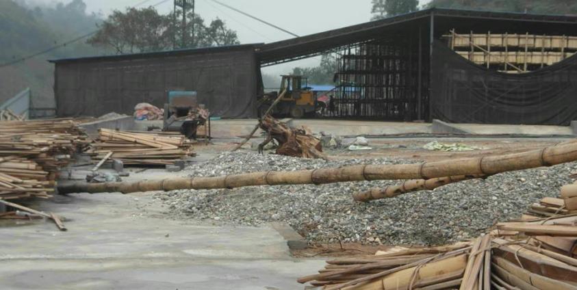 ရွှေလီမြစ်ကမ်းနံဘေး ကြိုးတံတားဟောင်းနဲ့ကြိုးတံတားသစ်ကြားစက္ကူစက်ရုံ