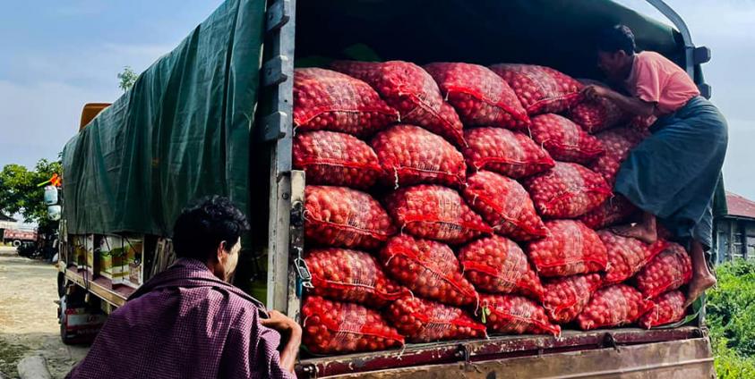 ဘင်္ဂလားဒေ့ရှ်နိုင်ငံသို့ ငါး၊ ပုဇွန်၊ ကဏန်းနှင့် ကြက်သွန်၊ ငရုပ်၊ ဆန် စသည့် ကုန်ပစ္စည်းများကို အဓိကတင်ပို့သည်။ ဓာတ်ပုံ - RSCCI