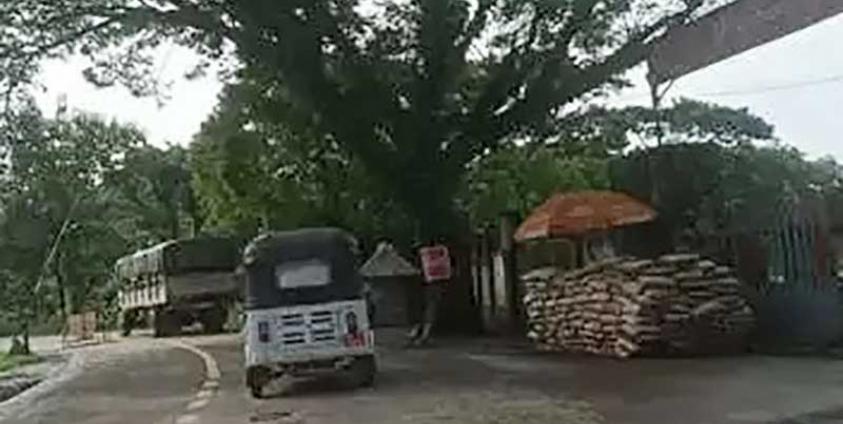 ရန်ကုန်ဘက်မှလာလျှင် မြောက်ဦးမြို့အဝင်တွင်ရှိသည့် ခမရ - ၅၄၀ တပ်ရင်းမှ ဖွင့်လှစ်ထားသည့် စစ်ဆေးရေးဂိတ်အား တွေ့ရစဉ်။ (ဓာတ်ပုံ - Citizen Journalist)