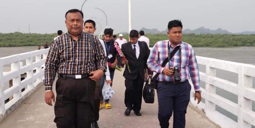 ဘင်္ဂလားဒေ့ရှ်နိုင်ငံရှိ မွတ်ဆလင် ဒုက္ခသည်များနှင့် တွေ့ဆုံနေသည့် စစ်ကောင်စီအဖွဲ့အား တွေ့ရစဉ်။ (ဓာတ်ပုံ - CJ)