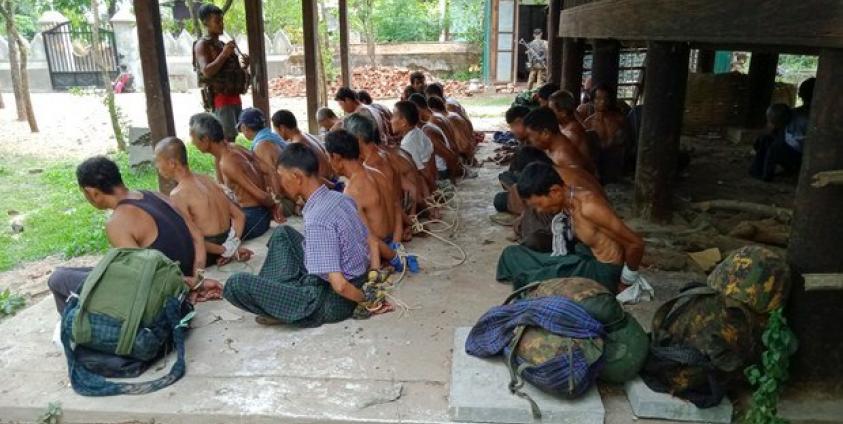 ၂၀၂၂ ခုနှစ်၊ မေလ ၁ဝ ရက်နေ့က စစ်ကိုင်းတိုင်းဒေသကြီးအတွင်း အရပ်သား ၃၀ ခန့်ကို လက်ပြန်ကြိုးတုပ်ပြီး ဖမ်းဆီထားစဉ်။ ဓာတ်ပုံ - RFA