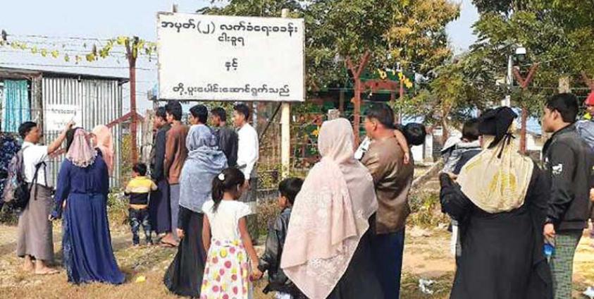 ငါးခူရ ပြန်လည်လက်ခံရေးစခန်းသို့ ဝင်ရောက်လာသော မွတ်ဆလင်များကို ယခင်နှစ်များက တွေ့ရစဉ်။ ဓာတ်ပုံ - မြန်မာ့အလင်း