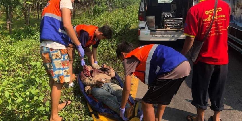 ပုံစာ - ရေးမြို့အောင်သာယာရွာအနီးမှာ ကျည်ထိမှန်ဒဏ်ရာနဲ့ သေဆုံးခဲ့သူတစ်ဦး ဖြစ်ပါတယ်။ ဓာတ်ပုံ - ရွှေဟင်္သာပရဟိတလူမှုကူညီရေးအသင်း