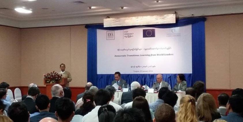 ဇန်နဝါရီလ ၂၀ရက်၊ ရန်ကုန်မြို့ကမ္ဘာအေးဘုရားလမ်းရှိ၊ Mi Casa ဟိုတယ်တွင် ပြုလုပ်သည့် ဒီမိုကရေစီအသွင် ကူးပြောင်းခြင်းများ ကမ္ဘာ့ခေါင်းဆောင်များထံမှသင်ယူခြင်း စာအုပ်ထုတ်ဝေခြင်းအခမ်းအနား၌ မြန်မာနိုင်ငံ အသွင်ကူးပြောင်းခြင်းအပေါ်ဆွေးနွေးတင်ပြနေသည့် ဦးကိုကိုကြီးကိုတွေ့ရစဉ်။ ဓါတ်ပုံ၊ ဟိန်းကိုစိုး။