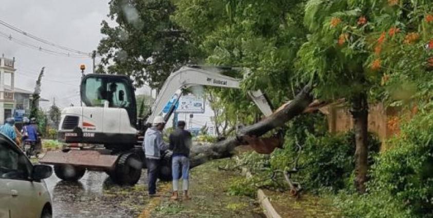 တောင်ကြီးမြို့တွင် မေလ ၂၉ ရက်ညနေ ကစပြီးလေပြင်းမုန်တိုင်းတိုက်ခတ် သစ်ပင် ဓါတ်တိုင်များပြိုကျ ပျက်စီးဆုံးရှုံးမှုများပြား