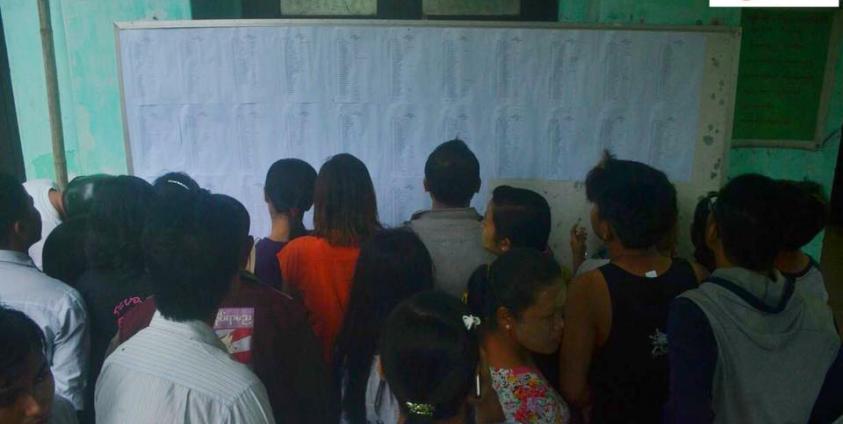 မော်လမြိုင်မြို့ရှိ စာစစ်ဌာနများတွင် အောင်စာရင်းကြည့်ရှုနေသော သူများ