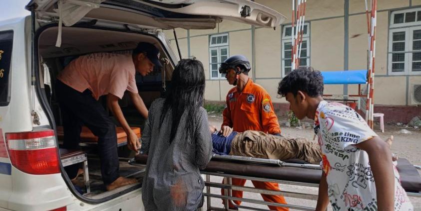 ဧပြီလ ၁၆ ရက်နေ့က ဆိုင်ကယ် မတော်တဆဖြစ်ပွားမှုတစ်ခုအားတွေ့ရစဉ်။ ဓာတ်ပုံ - ရွှေရောင်မေတ္တာဖောင်ဒေးရှင်း။