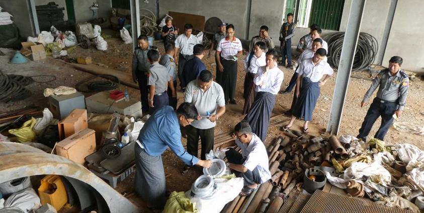 ကယားပြည်နယ် သတ္တုတွင်းဦးစီးဌာန ပြည်နယ်ဦးစီးမှူး ဦးဆောင်သည့်အဖွဲ့က ကယားပြည်နယ်အစိုးရအဖွဲ့၏ ညွှန်ကြားမှုဖြင့် ရှောင်တခင်ဝင်ရောက်စစ်ဆေးခဲ့စဉ် (ဓါတ်ပုံ=ကယားပြည်နယ်အစိုးရအဖွဲ့)