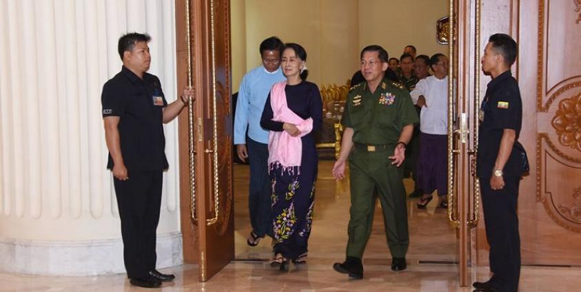 ဇွန်လ ၈ရက်က ရခိုင်ပြည်နယ်အရေး ပြုလုပ်သည့််အစည်းအဝေးသို့ တက်ရောက်လာသော ဒေါ်အောင်ဆန်းစုကြည်နှင့် ဗိုလ်ချုပ်မှူးကြီး မင်းအောင်လှိုင်(ဓာတ်ပုံ- သမ္မတရုံး)