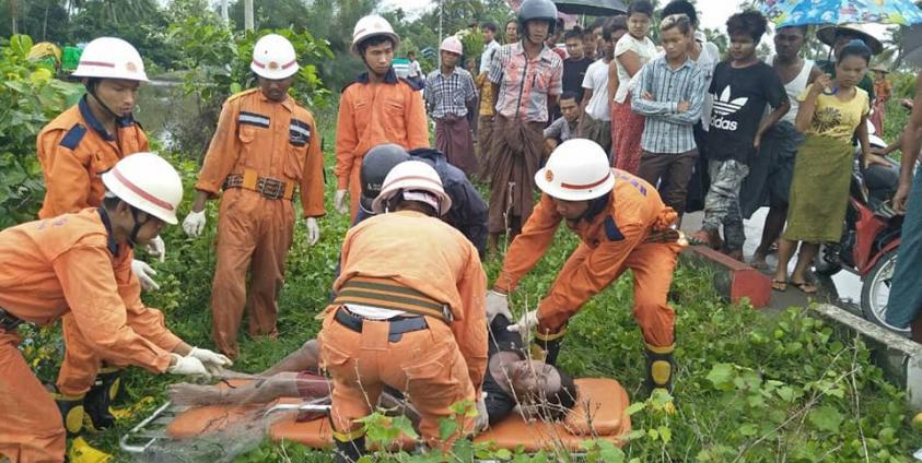 မီးသတ်ရှာကယ်တပ်ဖွဲ့ဝင်များမှ အလောင်းကို စစ်တွေဆေးရုံသို့ ပို့ဆောင်ရန်ပြင်ဆင်နေကြစဉ် (photo - Rakhine Fire Force)