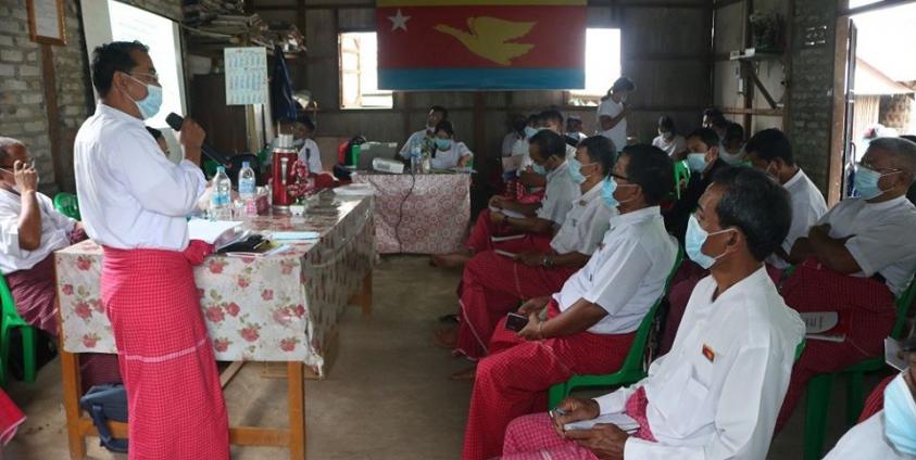 MUP ဗဟိုမှ ရေးမြို့နယ်ကော်မတီဝင်များအား ရှင်းလင်းပြောကြားစဉ် (MUP)