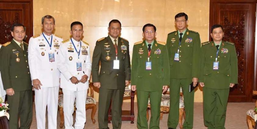 တပ်မတော်ကာကွယ်ရေးဦးစီးချုပ် ဗိုလ်ချုပ်မှူးကြီး မင်းအောင်လှိုင်နှင့် အဖွဲ့ဝင်များအား အာဆီယံစစ်ဦးစီးအချို့နှင့်အတူ တွေ့ရစဉ်။ (ဓာတ်ပုံ - တပ်မတော်ကာကွယ်ရေးဦးစီးချုပ်ရုံး)