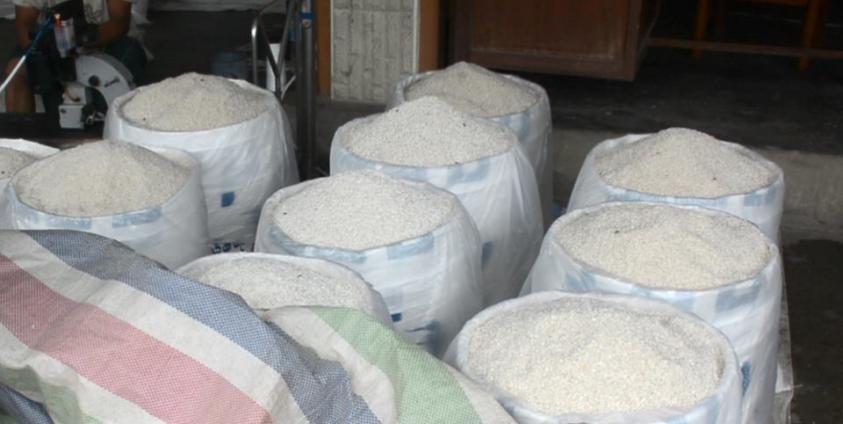 ဓာတ်ပုံ - စျေးကွက်အတွင်းရောင်းချနေသည့် ဆန်များအားတွေ့ရစဉ်။