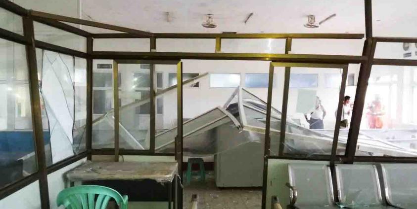  လေဆင်နှာမောင်းဝင်တိုက်၍ လေဆိပ်အဆောက်အဦးအတွင်း ပြိုပျက်သွားသည့် ပုံ 