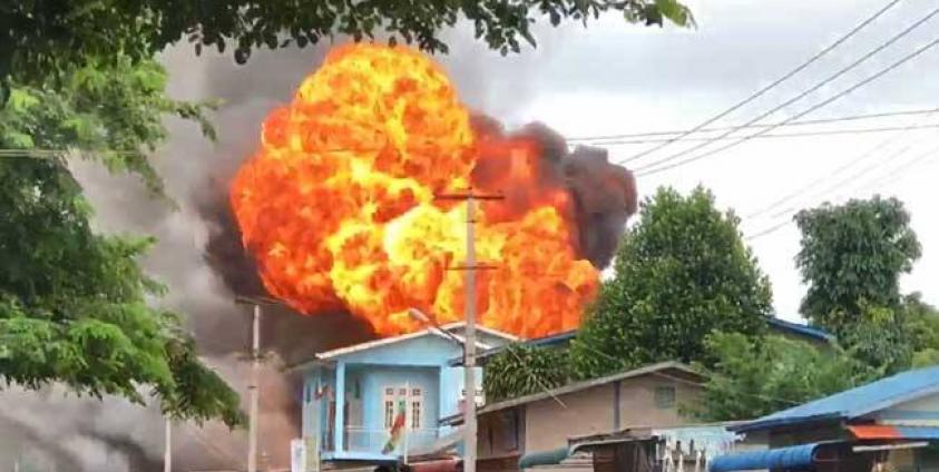 ခိုလမ်မြို့နယ်ခွဲ Top ဓါတ်ဆီဆိုင်အား သြဂုတ်လ ၂ ရက် ယနေ့မွန်းတည့်ချိန်က မီးလောင်မှုဖြစ်ပွါး Photo FB – Sai Marn Pyae