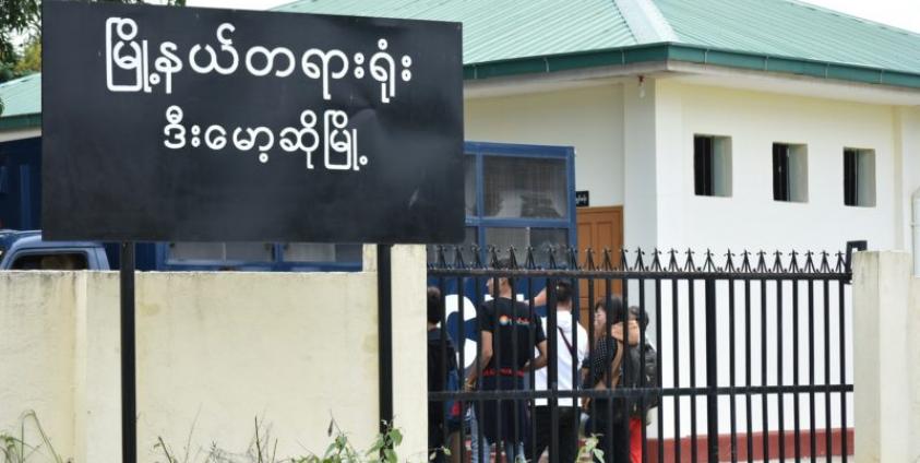  လူငယ်များကို တရားစွဲဆိုထားသည့် ဒီးမော့ဆိုမြို့နယ်တရားရုံးတွင် ရုံးထုတ်စစ်ဆေးနေသည်။ (ဓါတ်ပုံ-ကရင်နီပြည်လူငယ်များသမဂ္ဂ)