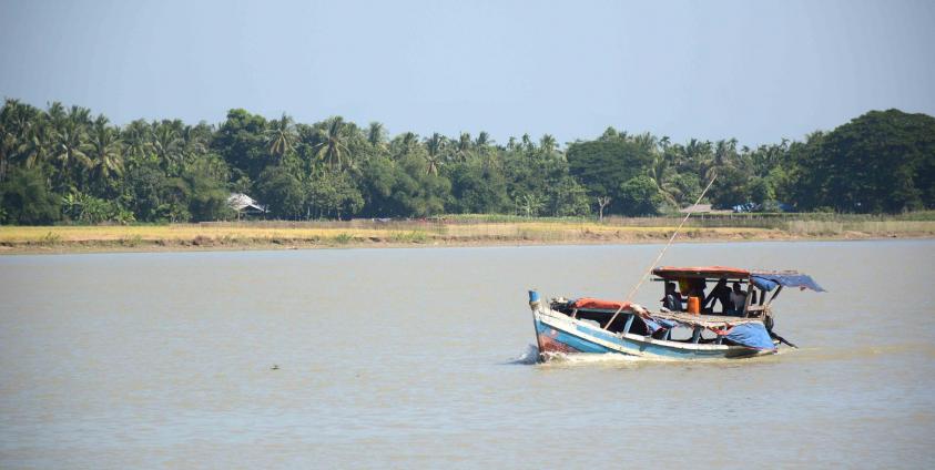 (ဓာတ်ပုံ - အပေါက်ဝကျေးရွာအနီးတွေ့ရသည့် မော်တော်ဘုတ်တစ်စီး။ သတင်းနှင့် ဘုတ်မှာ သက်ဆိုင်မှု မရှိပါ။)