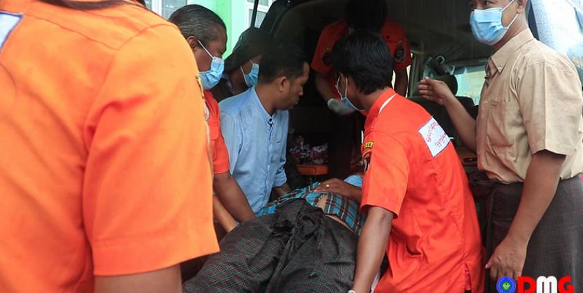 ပစ်ခတ်ခံရ၍ ကျည်ထိမှန်ဒဏ်ရာရရှိသွားသည့် ယာဉ်မောင်းဖြစ်သူ ကိုအောင်မျိုးသန်းအား စစ်တွေဆေးရုံကြီးသို့ ယူဆောင်လာစဉ်။