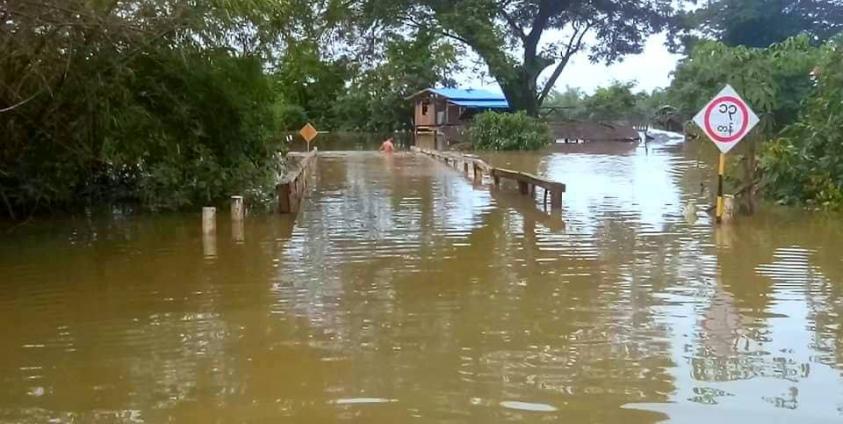 မြန်မာ-ထိုင်းနယ်စပ် ဘုရားသုံးဆူမြို့သို့ ဆက်သွယ်ထားသည့် လမ်းမကြီးပေါ်ရှိ ချောင်းဝတံတား (Photo_naing linn aung)