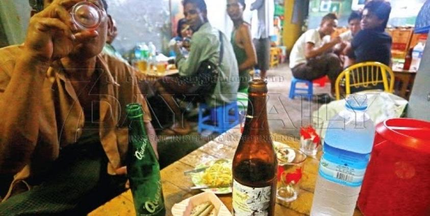 အရက်ဆိုင်တွင် သောက်သုံးနေသူများ(photo: 7Day)