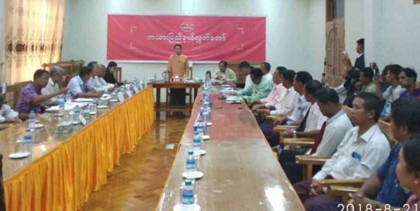 ယာဉ်လိုင်းအသစ်ပြေးဆွဲမည့် အစီအစဉ်နှင့်ပတ်သက်၍ ကယားပြည်နယ်လွှတ်တော်၌ သြဂုတ်လ ၂၁ ရက်နေ့က ကြားနာပွဲပြုလုပ်နေစဉ်(ဓါတ်ပုံ-ခူးစိုးရယ်ဦး)