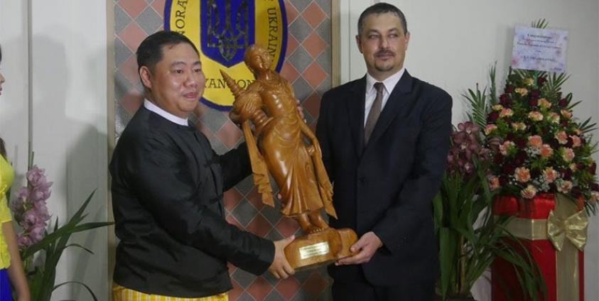 Aung Hlaing Oo (left) sent gift to Ambassador Andrii Beshta(right) on the opening ceremony. Photo by Deming Zhang