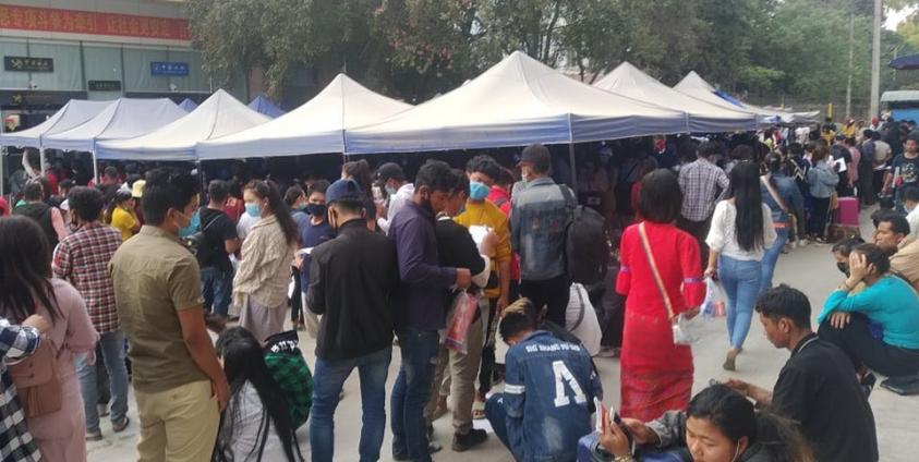 Photo by ဒေသခံတစ်ဦး၊ တရုတ်ပြည်ဝင်ရန် စောင့်ဆိုင်းနေသည့် မြန်မာရွှေ့ပြောင်းအလုပ်သမားများ