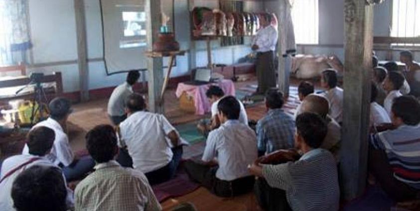 လူထုနှင့် ကုန်သွယ်ပံ့ပိုးမှု မြန်မာကုမ္မဏီနှင့် ဒေသခံများတွေ့ဆုံစဉ် (ဓါတ်ပုံ-ကေတီ)