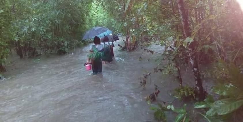  ကျောင်းသူအချို့အိမ်ပြန်လာစဉ်(photo: Myat Oo Thar)