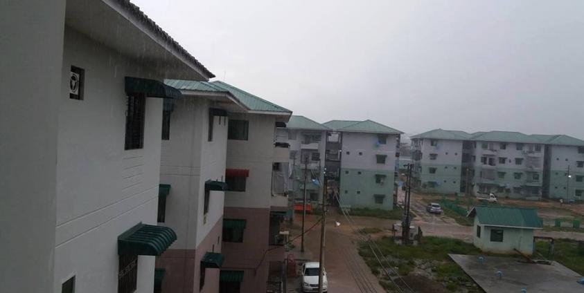 ယခင်ပြည်နယ်အစိုးရမှဆောက်လုပ်ထားသော သီရိမင်္ဂလာတန်ဖိုးနည်းအိမ်ယာများကို မြင်တွေ့ရစဉ်