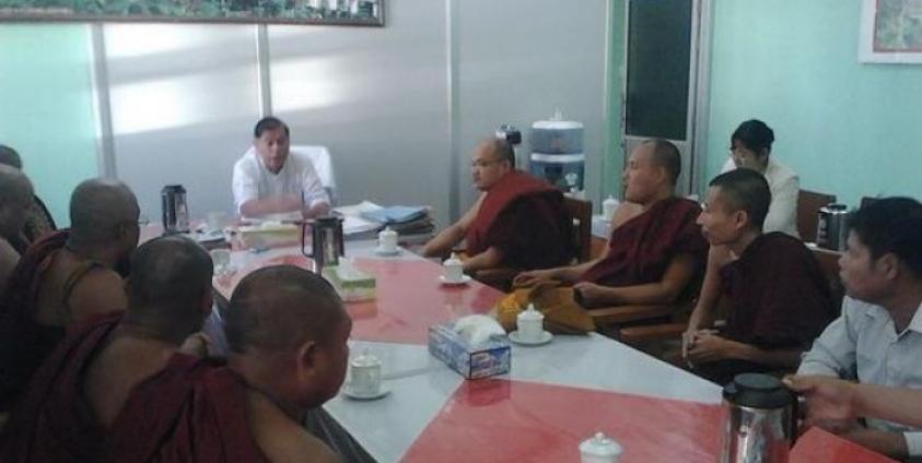 Monks Meet with Mon State Government and Parliament Officials