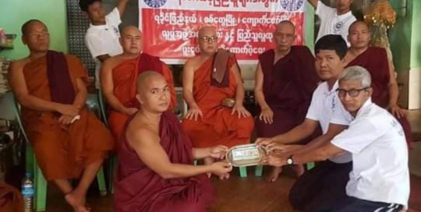 ဓာတ်ပုံ- ရခိုင်မှ ရဟန်းတော်များနှင့် လူမှုအဖွဲ့အစည်းများမှ ကိုယ်တိုင်သွားရောက်ကူညီနေကြစဉ်