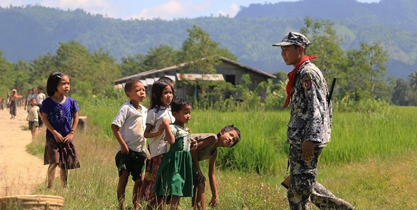 Myo ethnic children looks at a Myanmar border police in LaungDon, located in Rakhine State. Photo: AFP