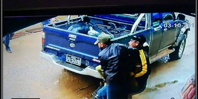 တာချီလိတ်စျေးသည်တဦး သေနတ်ထောက်ဖမ်းဆီးခေါ်ဆောင်သွားသည်ကို စီစီတီဝီမှတွေ့ရစဉ် (photo:တာချီလိတ်ခရိုင် အထွေထွေအုပ်ချုပ်ရေးဦးစီးဌာန)