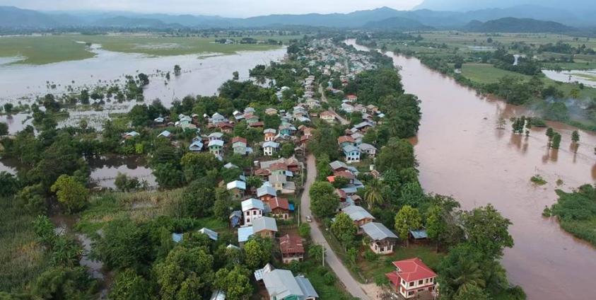 မိုးဆက်တိုက်ရွာသွန်းမှုကြောင့် ၀မ့်ဟတ် နားကုန်းအသွားလမ်းပိုင်း တိန်းချောင်းဘေးရပ်ကွက်များ ရေလျှံဝင် (Photo by Sai Khur Tai)