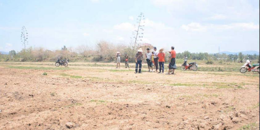 အငြင်းပွားနေတဲ့ မြေယာမှာ ထယ်ထွန်ပြီးတဲ့အချိန်မှာ ရွာသူ\သားများသွားရောက်ကြည့်နေကြစဉ်