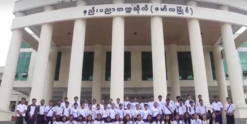 Participants in the blue-ribbon campaign in front of the Technology University of Mawlamyine (Photo: Internet)