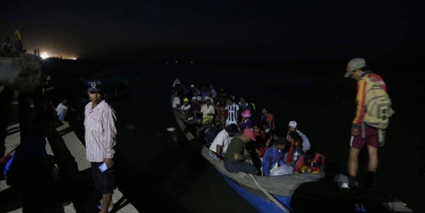 ဇွန် ၆ရက်ကမ့်ကွမ်းချောင်းဝ မှ စစ်ပြေးရှောင်များကို လှေများဖြင့် ခေါ်ဆောင်စဉ်။ Photo Credit - Hkun Awng Nlam facebook