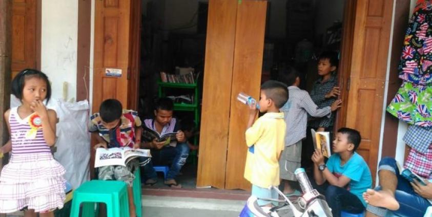  Deirel(မိုးသောက်ကြယ်)စာကြည့်တိုက်တွင် ကလေးငယ်များ စာဖတ်နေကြစဉ်(ဓာတ်ပုံ- Mai Sokhlei Par)