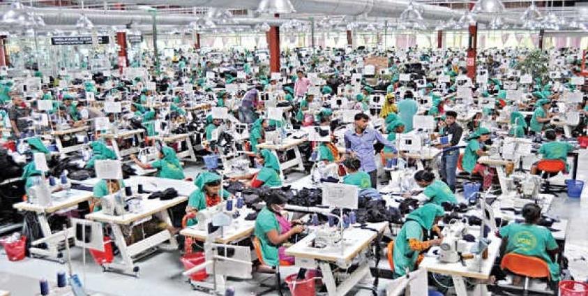 ဓါတ်ပုံ- ဘင်္ဂလာဒေ့ရှ်၏ အဓိက နိုင်ငံခြားဝင်ငွေ ရှာပေးနေသော အထည်ချုပ်စက်ရုံတစ်ခု