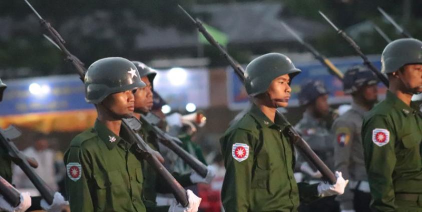စစ်တွေမြို့တွင် ပြုလုပ်သည့် (၇၂) နှစ်မြောက် လွတ်လပ်ရေးနေ့အခမ်းအနားတွင် တွေ့ရသော တပ်မတော်သားများ။ (ဓာတ်ပုံ - တိုးမြတ်)