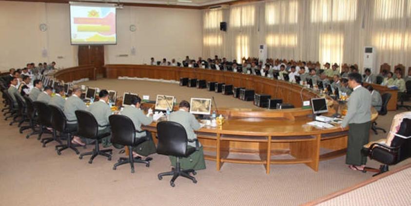  ပြည်ထောင်စုရွေးကောက်ပွဲကော်မရှင် ဥက္ကဋ္ဌနှင့် အဖွဲ့ဝင်များ အစည်းအဝေး ကျင်းပနေသည်ကို တွေ့ရစဉ်။ (ဓာတ်ပုံ- UEC)