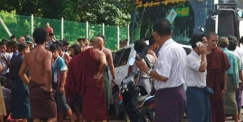 ယာဉ်တိုက်မှုဖြစ်ပွားခဲ့ပြီး မြင်ကွင်း(Facebook)