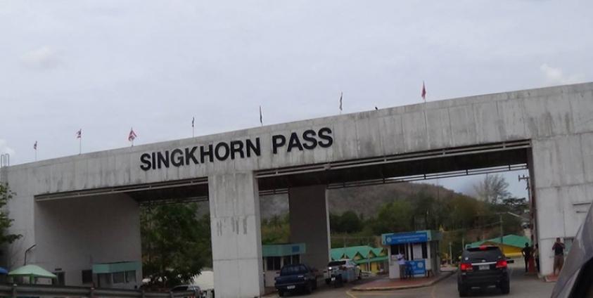 မေ ၃၀ ရက်က ပရာကျွတ်ခရိုင်ရှိ ဆင်ခွန်းအထူးယာယီနယ်စပ်ဂိတ်ကို တွေ့ရစဉ်။ ဓာတ်ပုံ- ဇော်နီ