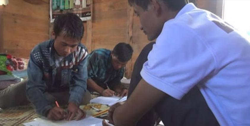 ရွှေ့ပြောင်းဒုက္ခသည်များ စုရှိနေသည့် မော်ချီးဒေသဘက်တွင် မှတ်ပုံတင်များ ပြုလုပ်ပေးနေစဉ် (ဓါတ်ပုံ-ကေတီ)