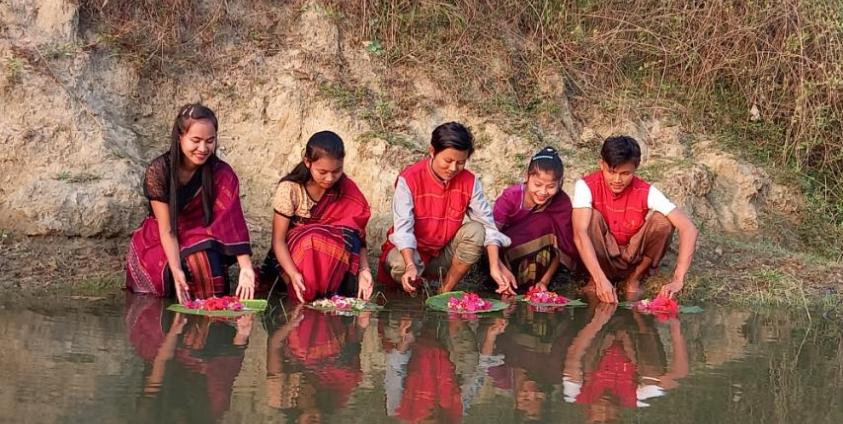 ဘူးသီးတောင်မြို့နယ်တွင် ကျင်းပခဲ့သည့် ရိုးရာပန်းမျှောပွဲကို တွေ့ရစဉ်။ ဓာတ်ပုံ - ပေးပို့