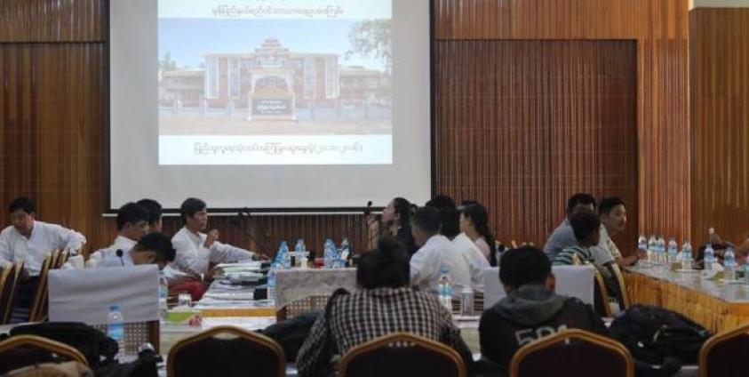 Hluttaw representatives discussing the municipal law drafting (Photo: MNA)