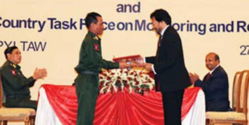 ၂၀၁၂ ခု ဇွန်လတွင် ကုလနှင့် မြန်မာတပ်မတော် ကလေးစစ်သားပပျောက်ရေး လက်မှတ်ရေးထိုး။ (photo credit - UNICEF Myanmar)