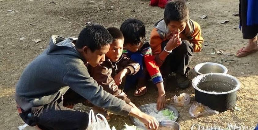 Children displaced by fighting in Shan State eat rice and cabbage in an IDP camp in Mong Hsu Township. (Oum Mwe: S.H.A.N)