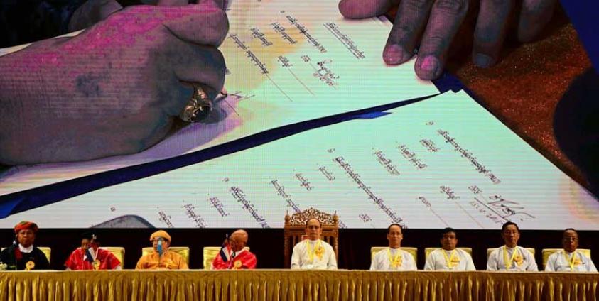 ၂၀၁၅ စက်တင်ဘာလက နေပြည်တော်တွင် တိုင်းရင်းသားလက်နက်ကိုင်အဖွဲ့ ၈ဖွဲ့ နှင့် အစိုးရတို့ NCA စာချုပ် လက်မှတ်ရေးထိုးစဉ်။ (ဓာတ်ပုံ-အီးပီအေ)